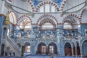 Interior azul y blanco de la Mezquita Rüstem Pasha decorada con azulejos y una gran lámpara