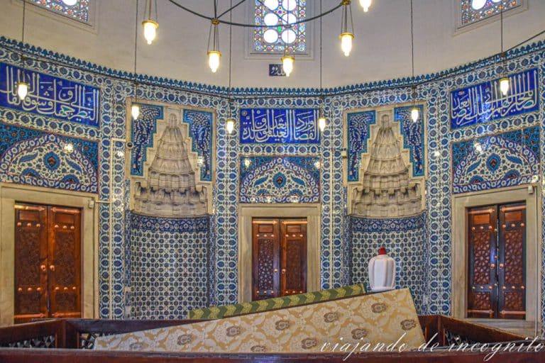 Interior del mausoleo de Hürrem Sultan decorado con azulejos azules