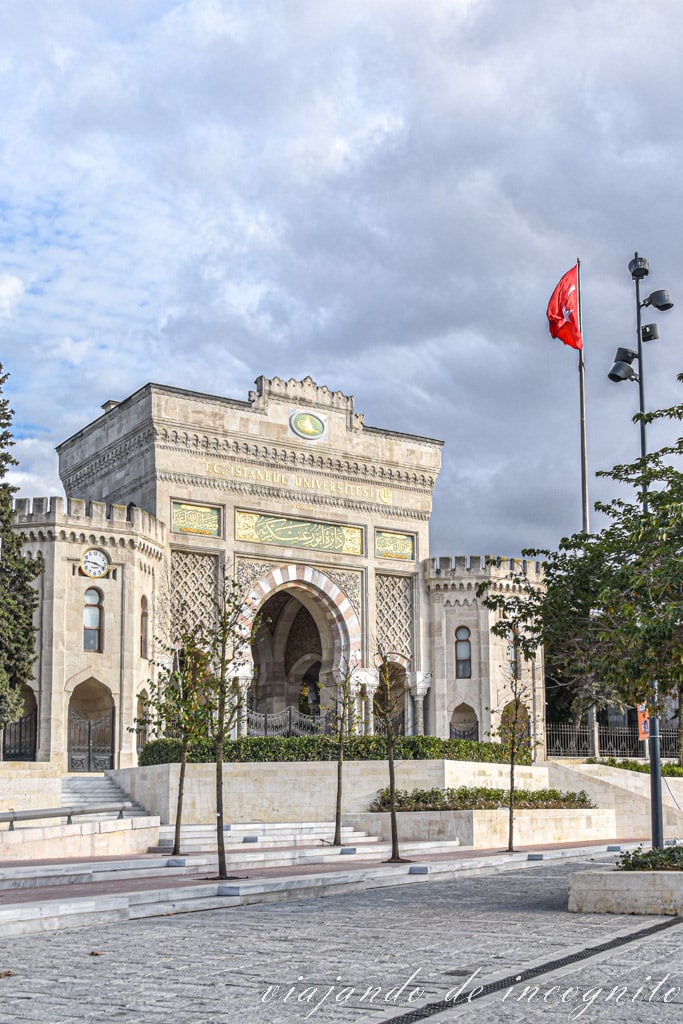 Arco de Beyazit junto a una bandera turca