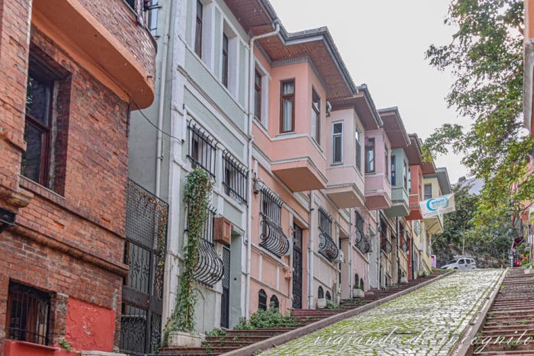 Calle de Fener/Balat empinada y empedrada con las típicas casas de colores de dos pisos