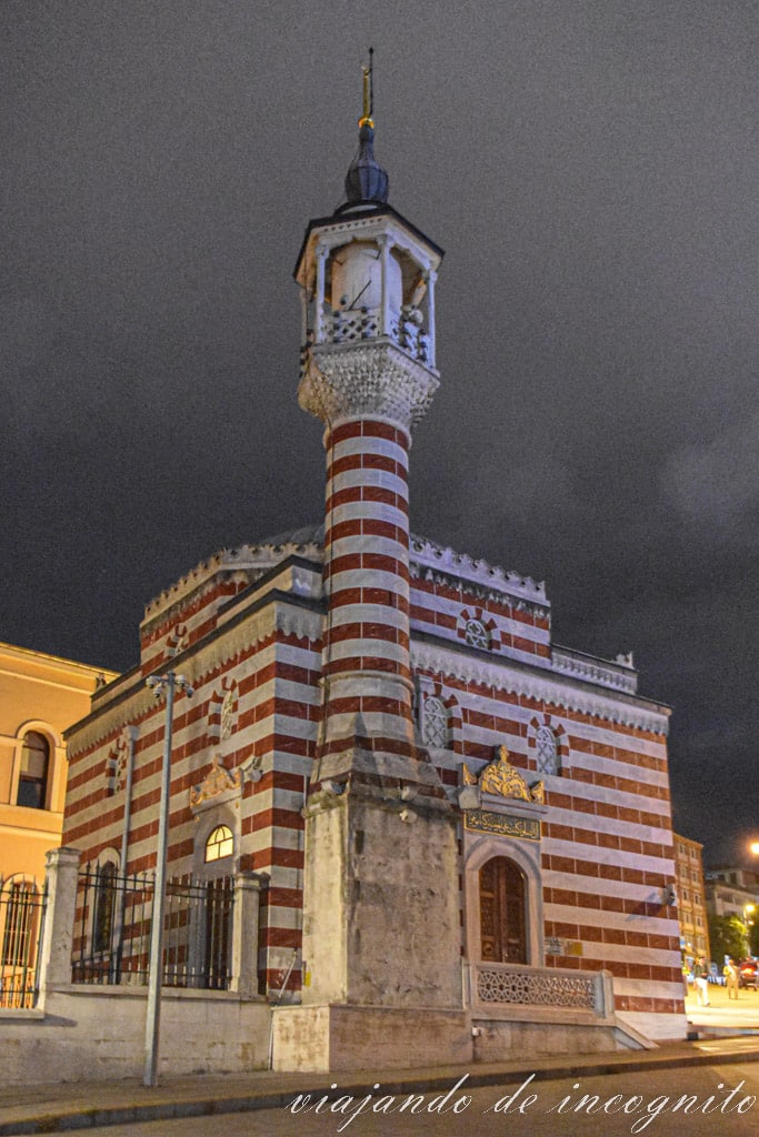 Exterior de la Mezquita de Vilayet Con rayas horizontales rojas y blancas al anochecer