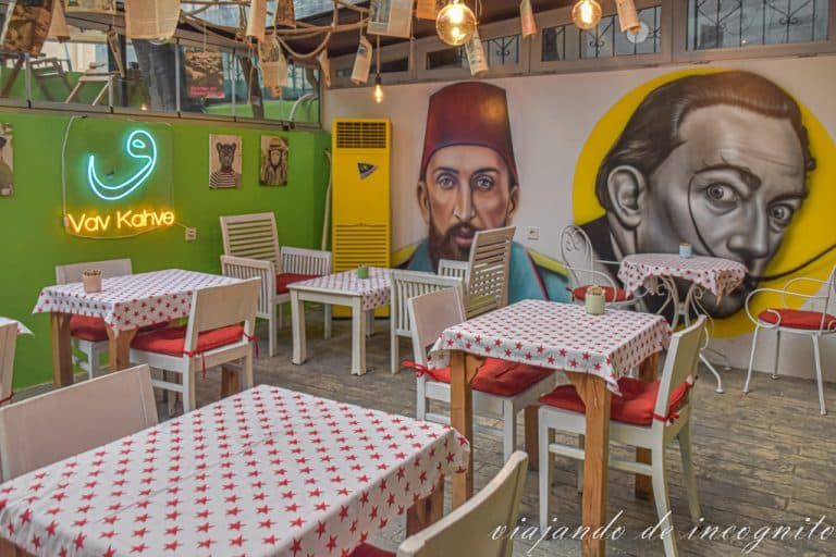Murales coloridos en la cafetería Vav Kahve