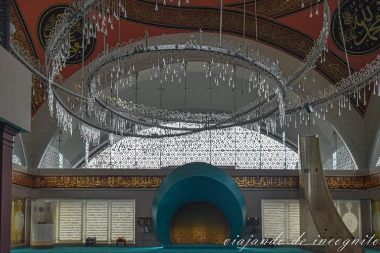 Interior de la mezquita Şakirin con la gran lámpara de lágrimas 