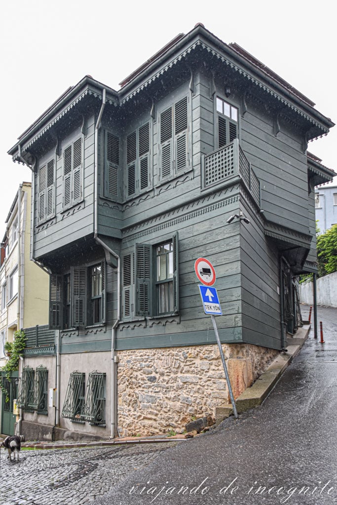 Casa de madera de color oscuro en el barrio de Kuzguncuk
