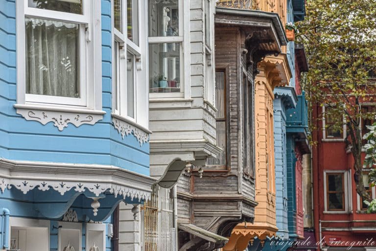 Balcones de las casas de madera de colores en el barrio de Kuzguncuk