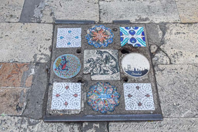 Alcantarilla decorada con azulejos en el suelo del Bazar Arasta