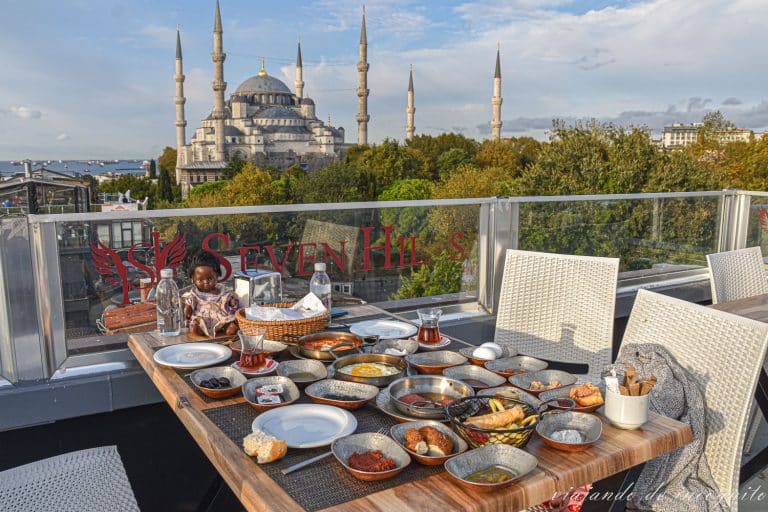 Desayuno turco en la terraza del Seven Hills con la mezquita Azul al fondo