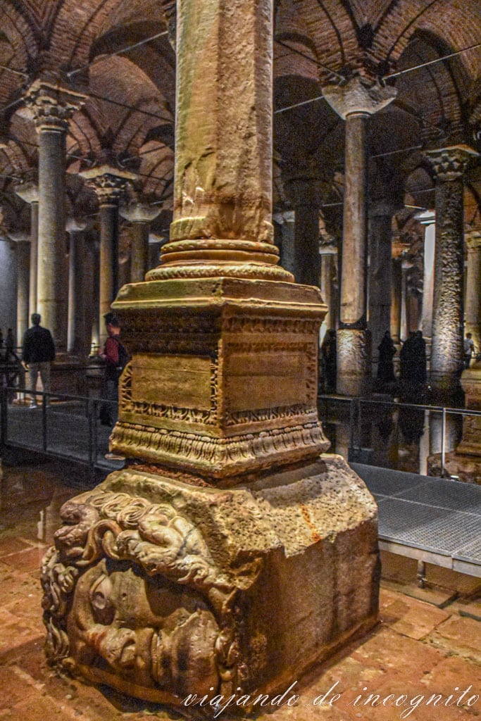 Columna de la Basílica cisterna con la cabeza de medusa de base