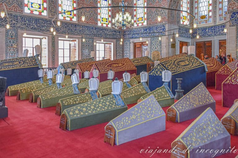 Interior del mausoleo del Sultan Ahmet con numerosas tumbas
