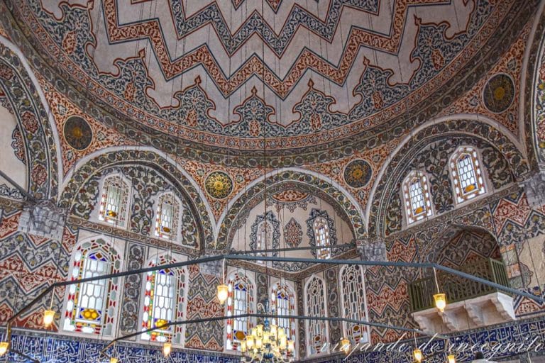 Parte superior en colores blanco azul y rojo del interior de la Tumba del Sultan Ahmet