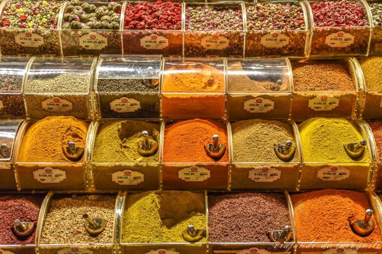 Cajas transparentes llenas de especias de distintos colores en el Bazar de las Especias