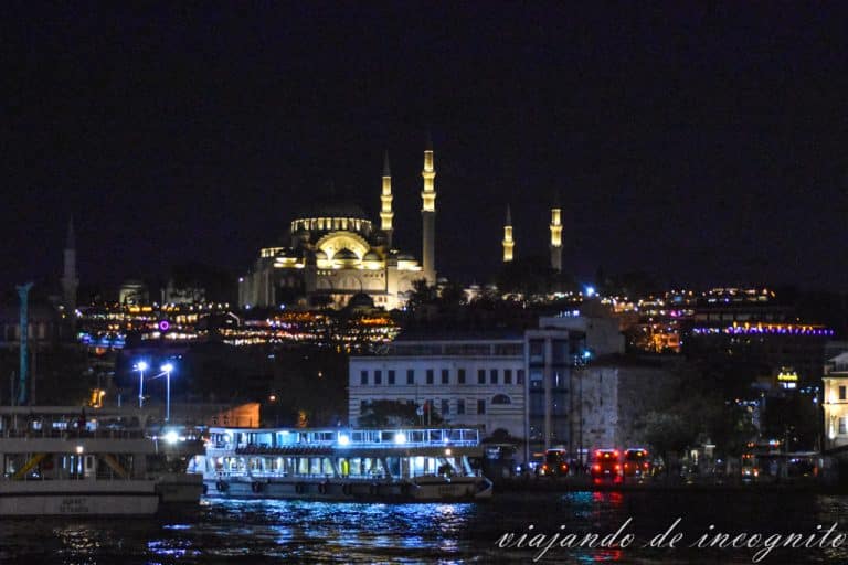 Vista de la Mezquita de Solimán iluminada por la noche desde el puente de Gálata