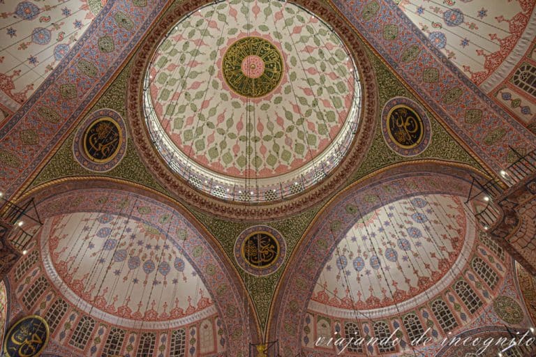 Decoración interior de las cúpulas de la Mezquita Nueva