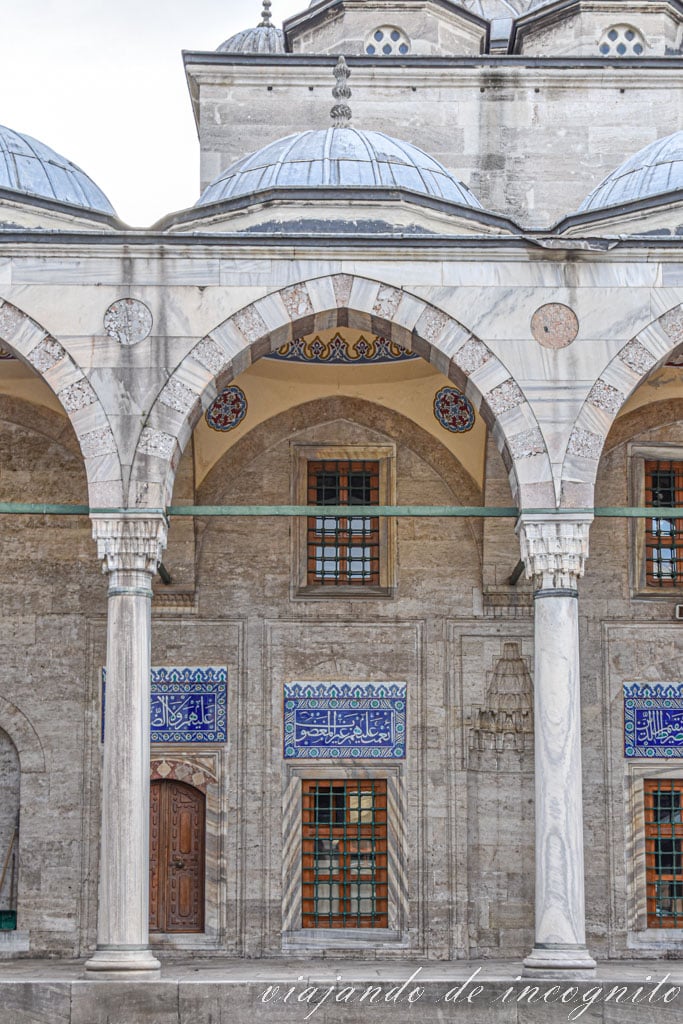 Arco del patio de la Mezquita Sokollu Mehmet Pasha con la parte superior de las ventanas y puertas decoradas con azulejos
