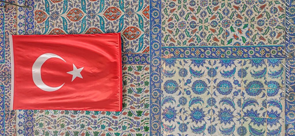 Pared de azulejos con una bandera turca