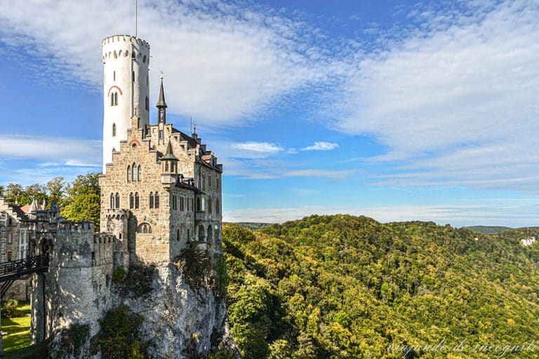 Castillo de Lichtenstein sobre un peñasco y rodeado de colinas cubiertas de árboles