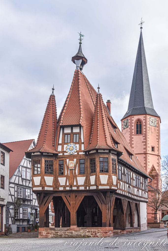 Ayuntamiento de Michelstadt con la torre rosada de la iglesia en su parte trasera