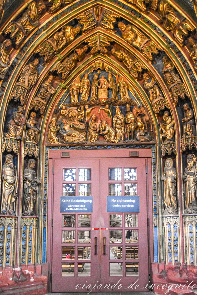 Puerta de entrada de la iglesia de Nuestra Señora decorada con numerosas esculturas policromadas en colores dorados