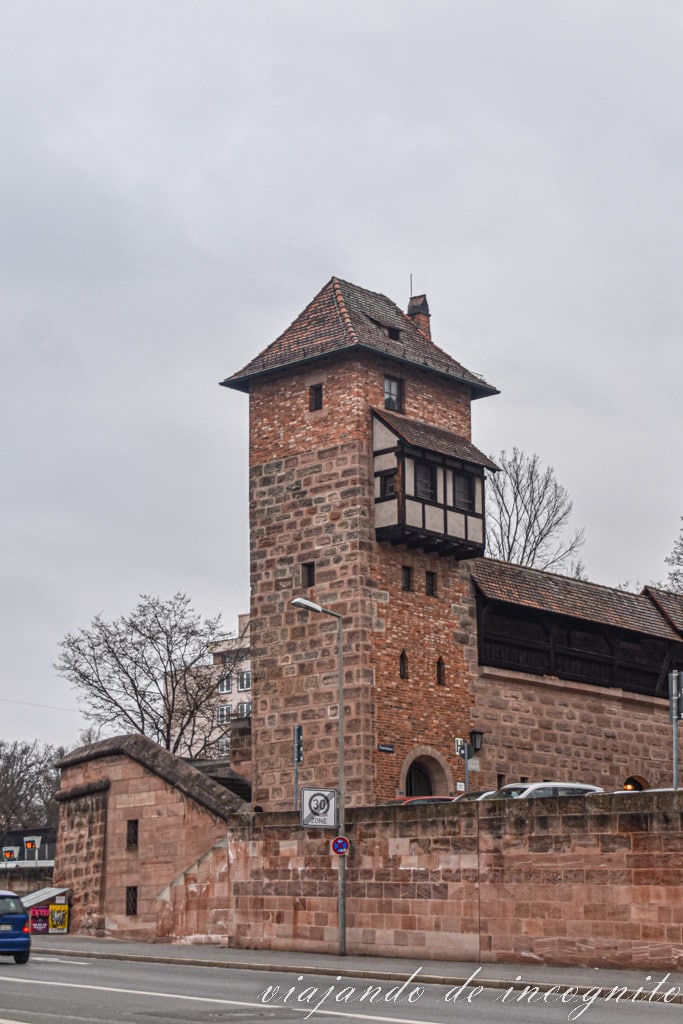 Torre de la muralla con un balcón de entramado de madera, Núremberg