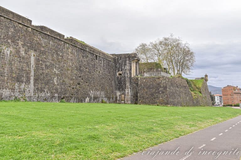 Restos de la muralla de Hondarribia, el Baluarte de la Reina.