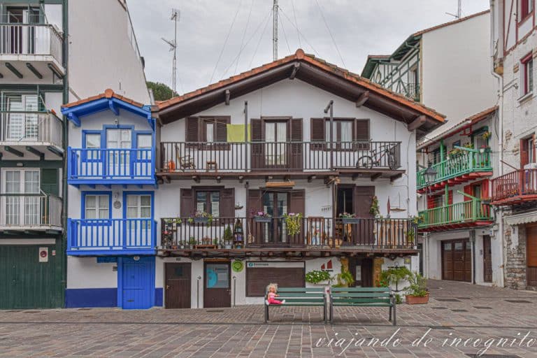 Casas bajas blancas con balcones, ventanas y puertas de colores en el barrio de la Marina de Hondarribia