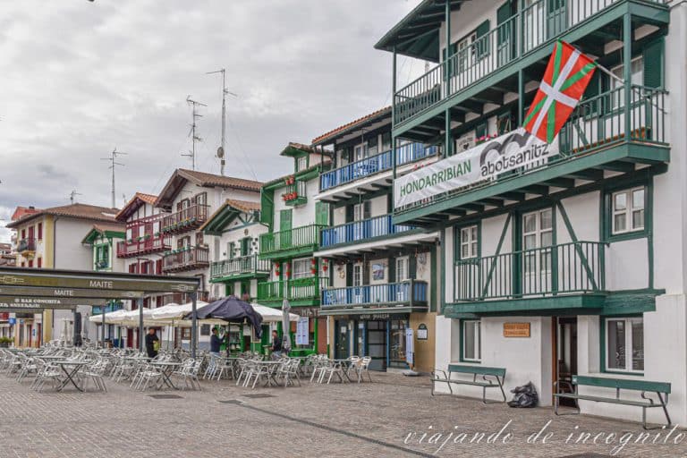 Hilera de casas blancas con balcones, puertas y ventanas de colores en el barrio de la Marina.