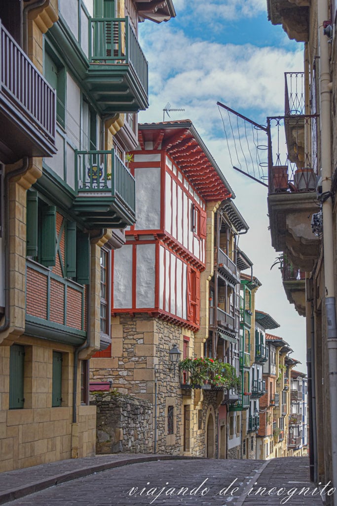 Casas de piedra con la parte superior pintada de colores