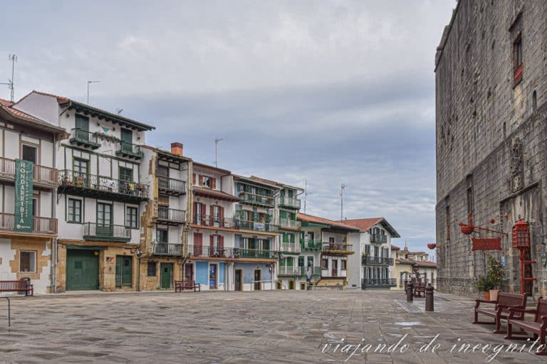 Plaza de Hondarribia con casas de balcones de colores y el palacio de Carlos V en un lateral