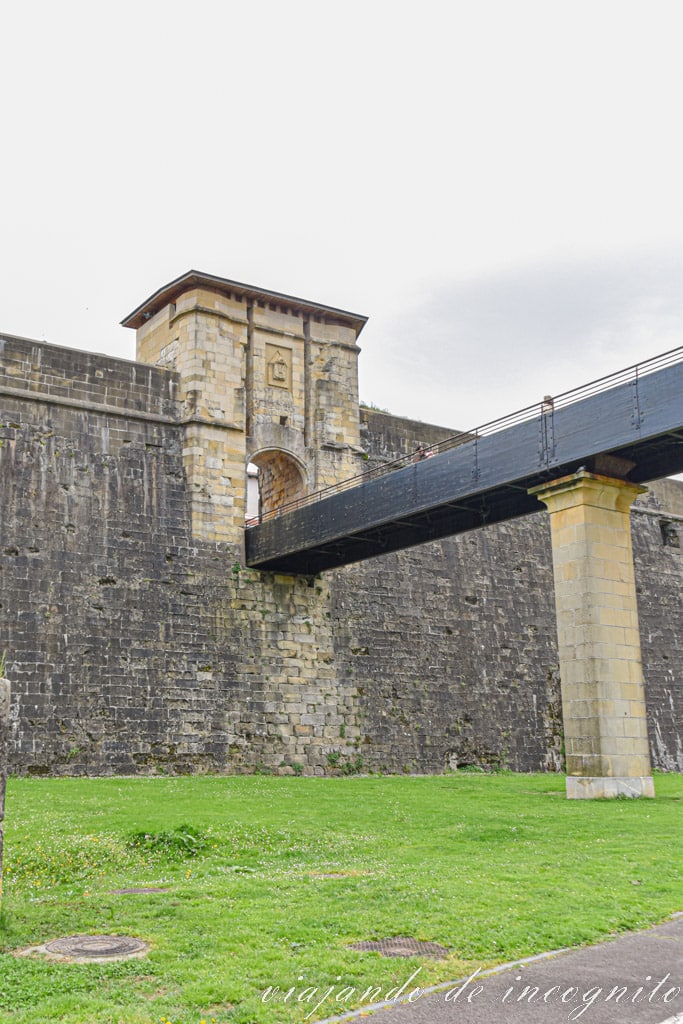 Parte de la muralla de Hondarribia con la puerta de San Nicolás a la que se accede a través de un puente