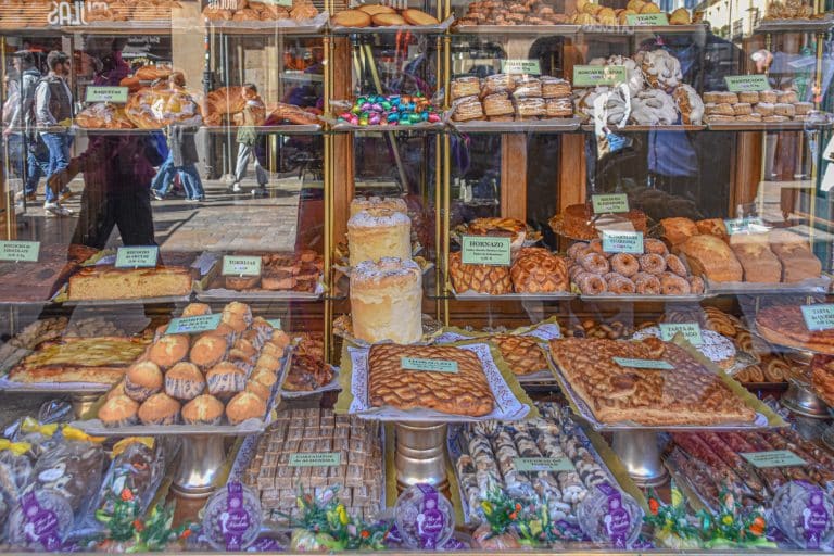 Escaparate de una pastelería lleno con productos típicos de Salamanca