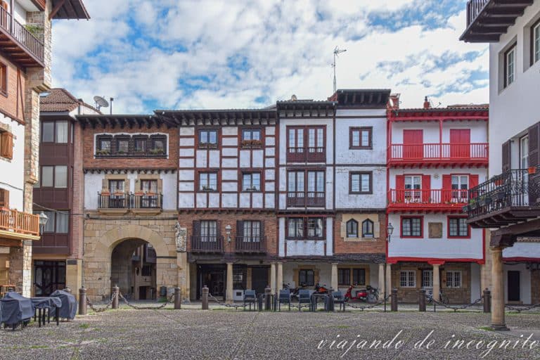 Plaza Gipuzkoa en Hondarribia. Se ve uno de sus lados con casas con balcones de colores y un arco de piedra.