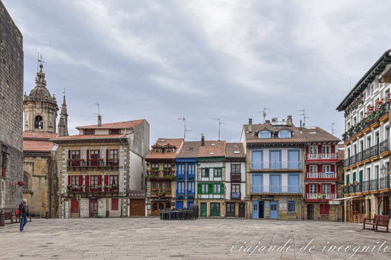 Plaza de Armas de Hondarribia. Se ven casas con balcones de colores y, a un lado, la iglesia de Santa María