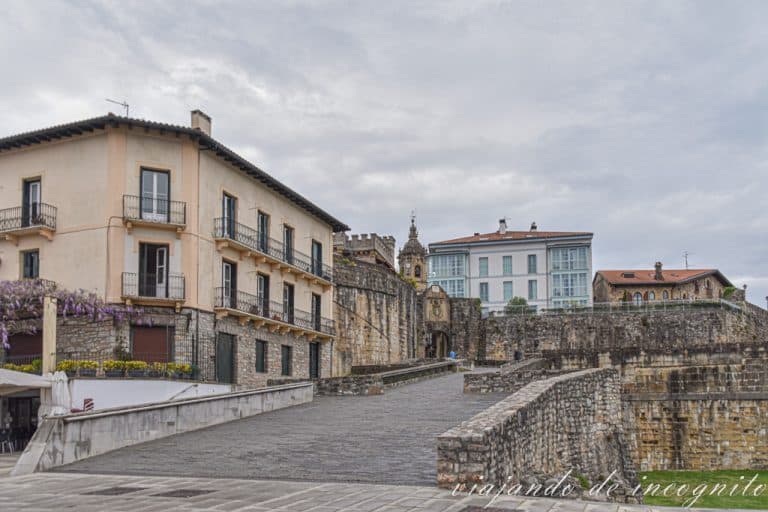 Puerta de Santa María y parte de la muralla de Hondarribia