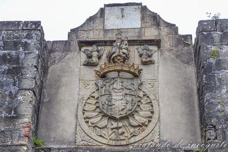 Escudo de Hondarribia con la Virgen de Guadalupe sobre él y reloj de sol