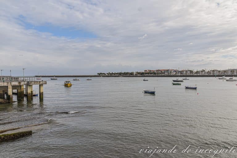 Vistas de Hendaya desde el paseo del Bidasoa en Hondarribia