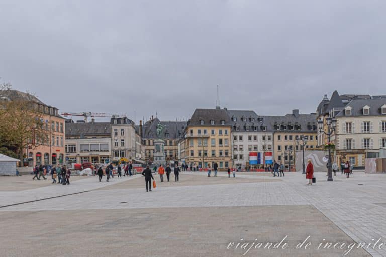 Gente paseando por la Plaza de Guillermo II en Luxemburgo