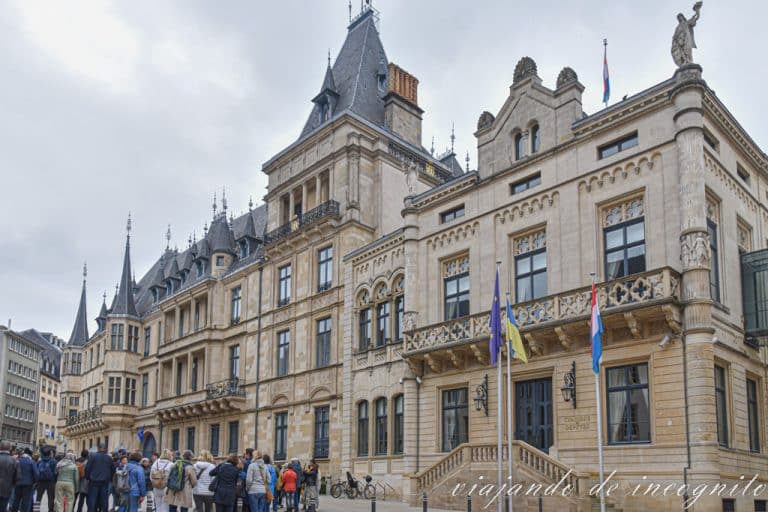 Grupo de personas frente al Palacio Gran Ducal en Luxemburgo