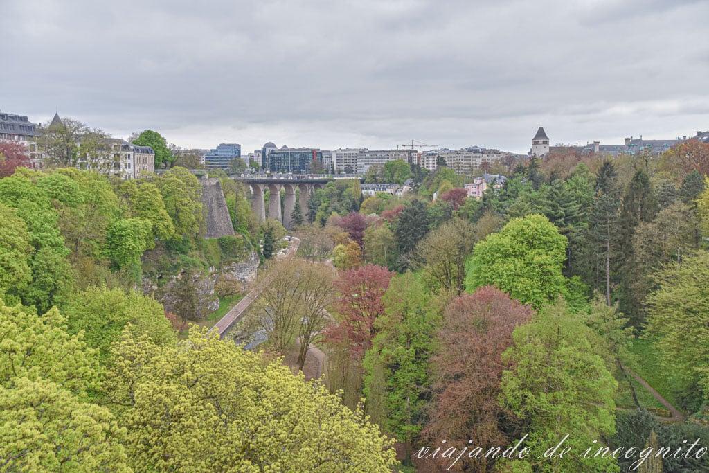 Vistas de la Pasarelle en primavera, luxemburgo