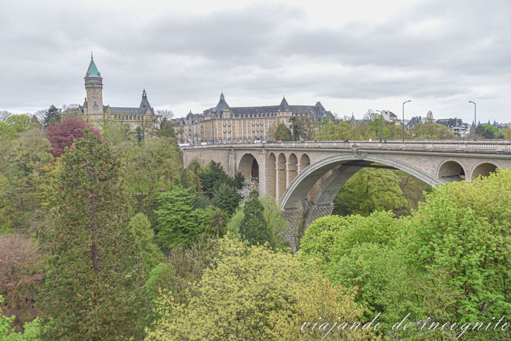 Vistas del Puente Adolfo rodeado de árboles en primavera, Luxemburgo