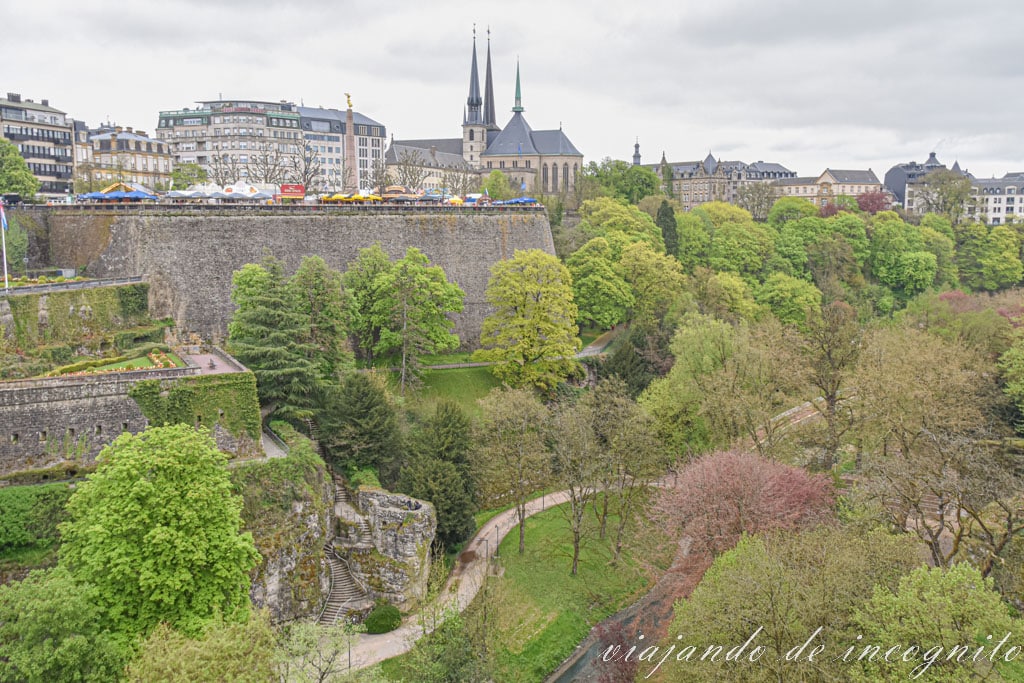 Vistas del valle del Pétrusse y de la catedral de luxemburgo en primavera