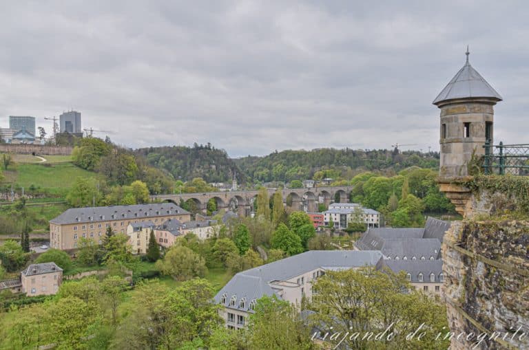 Torreta española y vistas de la verde ciudad de Luxemburgo