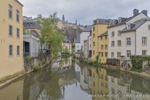 El Grund en Luxemburgo. Vistas de las casas junto al río. Uno de los lugares qué ver en Luxemburgo