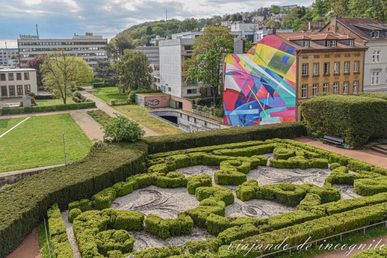 Jardines del palacio de Sarrebruck con un mural colorido al fondo