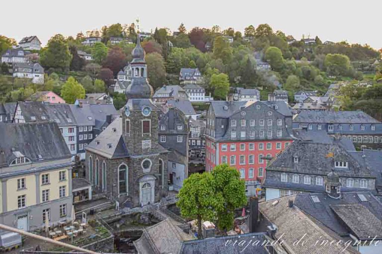 Vistas del centro de Monschau desde el Mirador frente a la Casa Roja