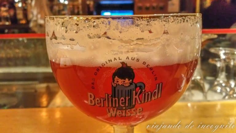 Berliner weiss roja en vaso de Berliner Kindl