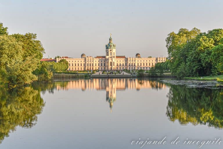 Palacio de Charlottenburg reflejado en el agua al atardecer y en verano