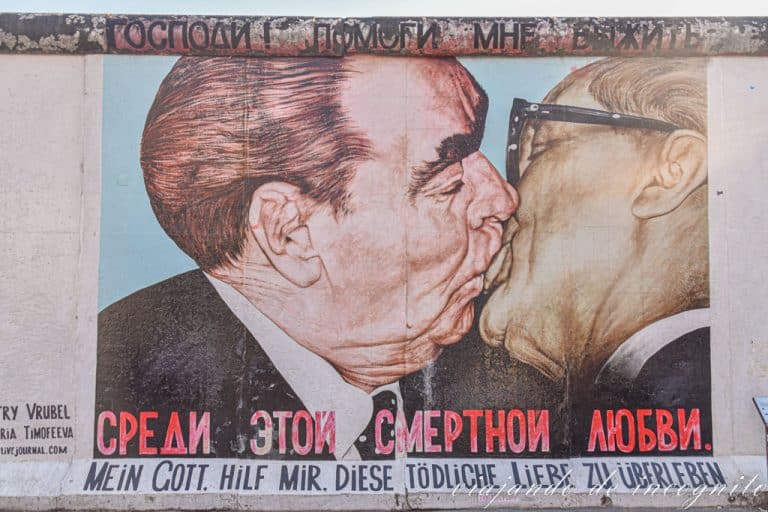 Mural de Dmitri Wrubel del beso fraternal entre Brezhnev y Honecker en el East Side Gallery
