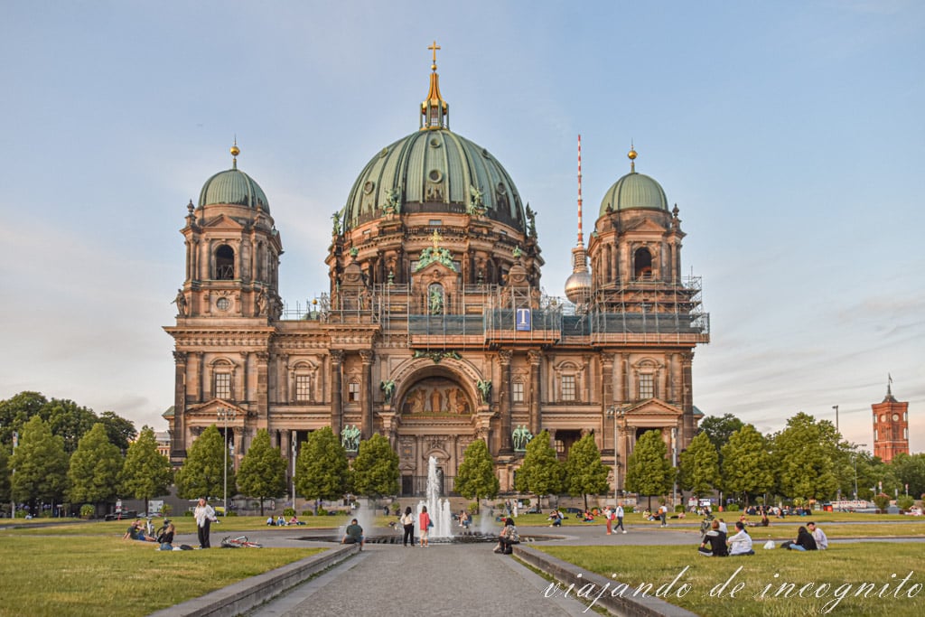 Catedral de Berlín frente a parque con fuente