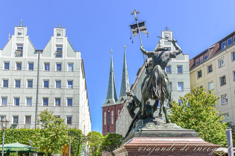 Estatua de San Jorge mirando al Barrio de San Nicolás con las torres de la iglesia de San Nicolás