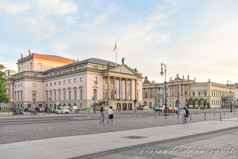 Personas caminando frente a la Ópera Estatal Unter den Linden, Berlín
